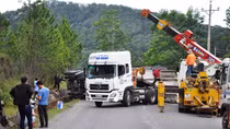 Lật container, chắn ngang đèo Mimosa Đà Lạt