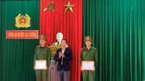 Khen thưởng tập thể, cá nhân bắt tên cướp manh động