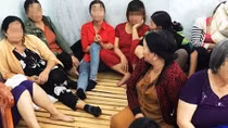 Sòng bạc có cụ bà 76 tuổi và phụ nữ mang thai