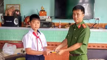 Nam sinh lớp 6 tìm trả gần 10 triệu đồng cho người đánh rơi