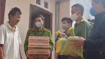 Đem quà tới tận nhà hỗ trợ các gia đình có hoàn cảnh khó khăn bị cách ly y tế