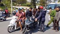 Du khách nước ngoài ở Đà Lạt bất ngờ nhận lại tài sản bị cướp 