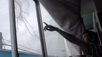 Nhắc nhở dân nhậu, gia chủ lãnh trận “mưa đá” lúc rạng sáng