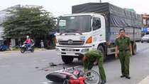 Tóc cuốn vào bánh xe tải, một phụ nữ bị lột da đầu