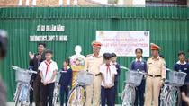 Công an Đà Lạt tặng xe đạp cho học sinh nghèo hiếu học