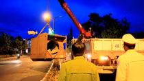  Xe tải giật gãy trụ điện, "ném" khối sắt hàng tấn xuống đường cấm