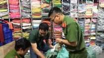  Thu giữ 12 bao tải áo len Trung Quốc