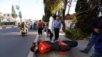 Môtô Ducati mới cóng "bay" trên phố, hai người bị thương