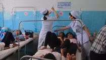 Ăn bánh mì, 135 học sinh bị ngộ độc
