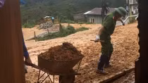 Phó trưởng Công an huyện kéo đất giúp dân khắc phục hậu quả lũ lụt