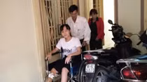 Thí sinh đi xe lăn tới phòng thi