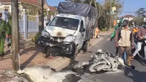 Ôtô tông xe máy bốc cháy ngùn ngụt giữa phố