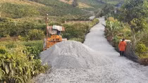 Xe ben trượt dốc tông xe lu, 1 người chết