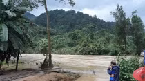 Đu cáp qua sông làm thuê, một người bị nước cuốn mất tích