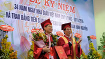 Doanh nhân Johnathan Hạnh Nguyễn nhận bằng Tiến sĩ danh dự