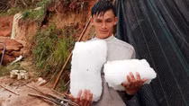 Dân Đà Lạt ôm từng tảng đá đóng băng sau cơn mưa