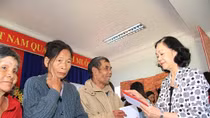 Đồng chí Trương Thị Mai tặng quà Tết cho người nghèo tại Lâm Đồng