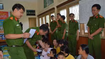  Thanh niên Cục Cảnh sát kinh tế trao quà cho trẻ em bại não Đà Lạt