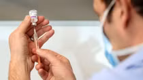 Châu Âu thận trọng với vaccine COVID-19 sau "sự cố" đông máu?