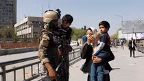 Nổ lớn và đấu súng dữ dội bên ngoài Bộ Truyền thông Afghanistan