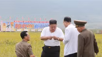 Ông Kim Jong-un bất ngờ thị sát vùng lũ