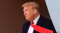 Được tuyên vô tội, Tổng thống Trump lập tức sa thải 2 quan chức