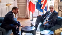 Hành động gây tranh cãi của Thủ tướng Anh trong cuộc gặp với ông Macron