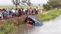 Ô tô lao đầu xuống kênh, 13 người thiệt mạng 
