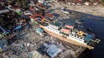 Những hình ảnh không thể tin nổi trước và sau thảm họa kép tại Indonesia