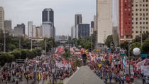 Người Brazil phẫn nộ biểu tình vì số người chết do COVID-19 tăng "sốc"