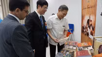 Đại sứ quán Ấn Độ tặng sách cho Thư viện Quốc gia Việt Nam