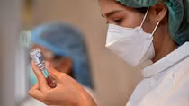 Thái Lan quyết tiêm hỗn hợp hai loại vaccine dù WHO cảnh báo