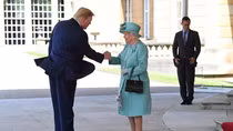 Tổng thống Trump đặt chân đến Anh giữa dòng biến động