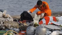Tìm thấy hộp đen chiếc máy bay rơi xuống biển Indonesia