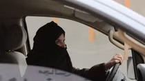 Saudi Arabia bãi bỏ lệnh cấm phụ nữ lái ô tô