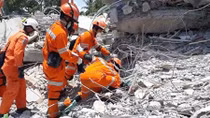 Tìm thấy thi thể 34 học sinh bị chôn vùi trong thảm họa kép tại Indonesia
