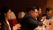 Phút tán thưởng hiếm hoi ông Kim Jong-un dành cho nghệ sĩ Hàn Quốc