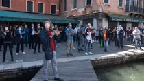 Italia nới lỏng phong tỏa, người dân hò reo vui mừng