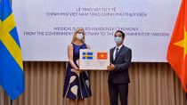 Việt Nam trao vật tư y tế phòng, chống COVID-19 tặng Thụy Điển