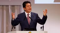 Uy tín Thủ tướng Shinzo Abe sụt giảm trầm trọng vì bê bối đất đai