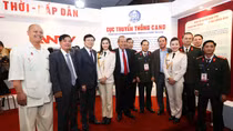 Phó Thủ tướng Trương Hòa Bình thăm gian trưng bày Báo chí lực lượng CAND