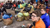 Hàng trăm khách du lịch mắc kẹt do động đất tại Indonesia