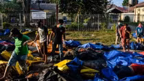 Số người tử vong do động đất tăng cao, Indonesia chọn phương án chôn tập thể 