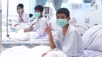 Hình ảnh đầu tiên của đội bóng nhí Thái Lan sau khi được giải cứu