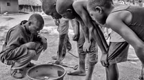 Cuộc sống của những người đào vàng tại Uganda qua ảnh