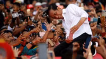 Tổng thống Indonesia Joko Widodo tái đắc cử trong cuộc đua gay cấn