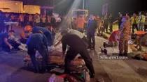 Xe buýt mất lái lao đầu xuống kênh, 11 người thiệt mạng