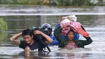 Người dân Myanmar khổ sở vật lộn với lũ lụt, lở đất triền miên