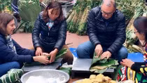 Đại sứ Peru học gói bánh chưng nhân dịp Tết