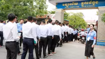 Toàn bộ học sinh lớp 12 Campuchia được đỗ tốt nghiệp mà không phải thi
